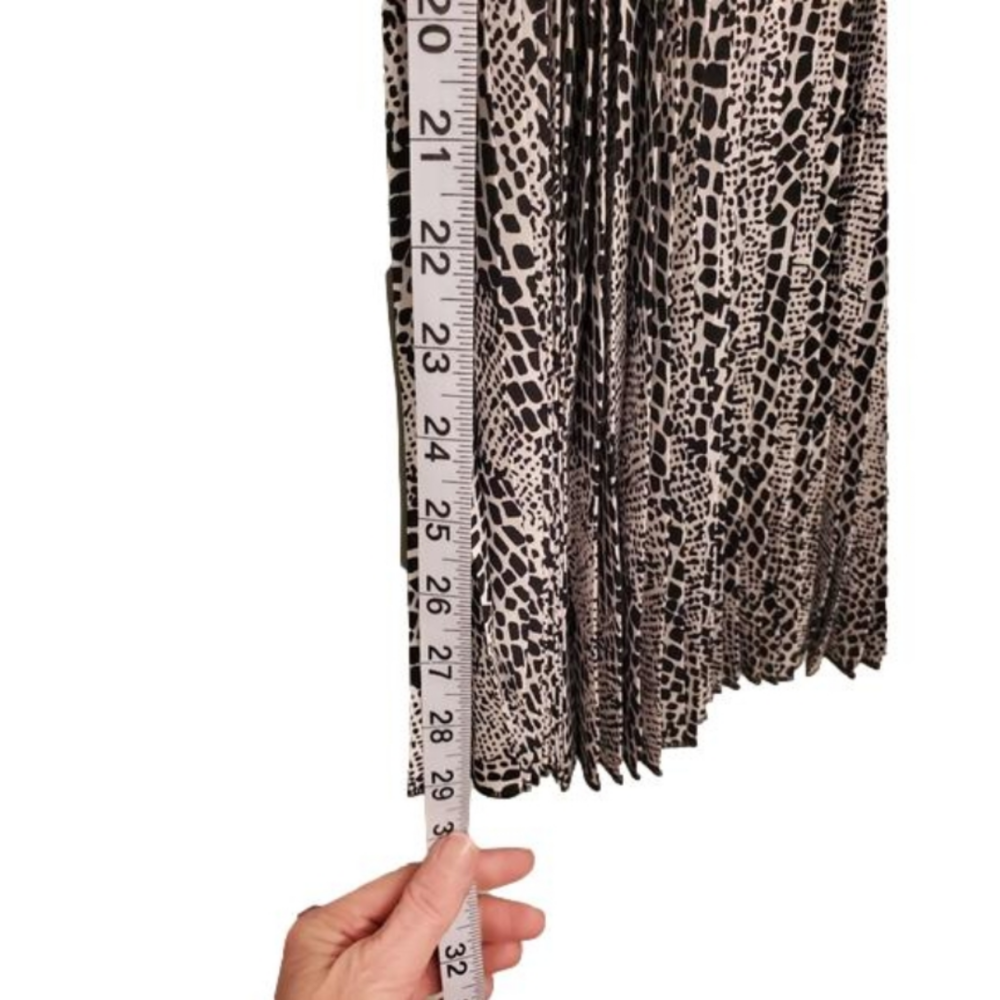 Lane Bryant accordion size 14/16 midi skirt in black and white. - Picture 3 of 8